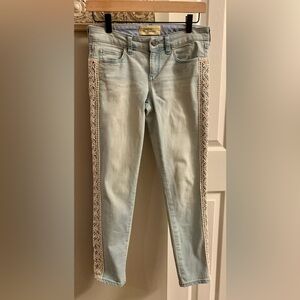 HOLDING HORSES Light Blue Cropped Jeans with Embroidered Detail - SZ 25